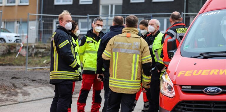 Polizei und Feuerwehr im Großeinsatz. Die Tiere werden eingefangen und dann auf verschiedene Zoos verteilt.