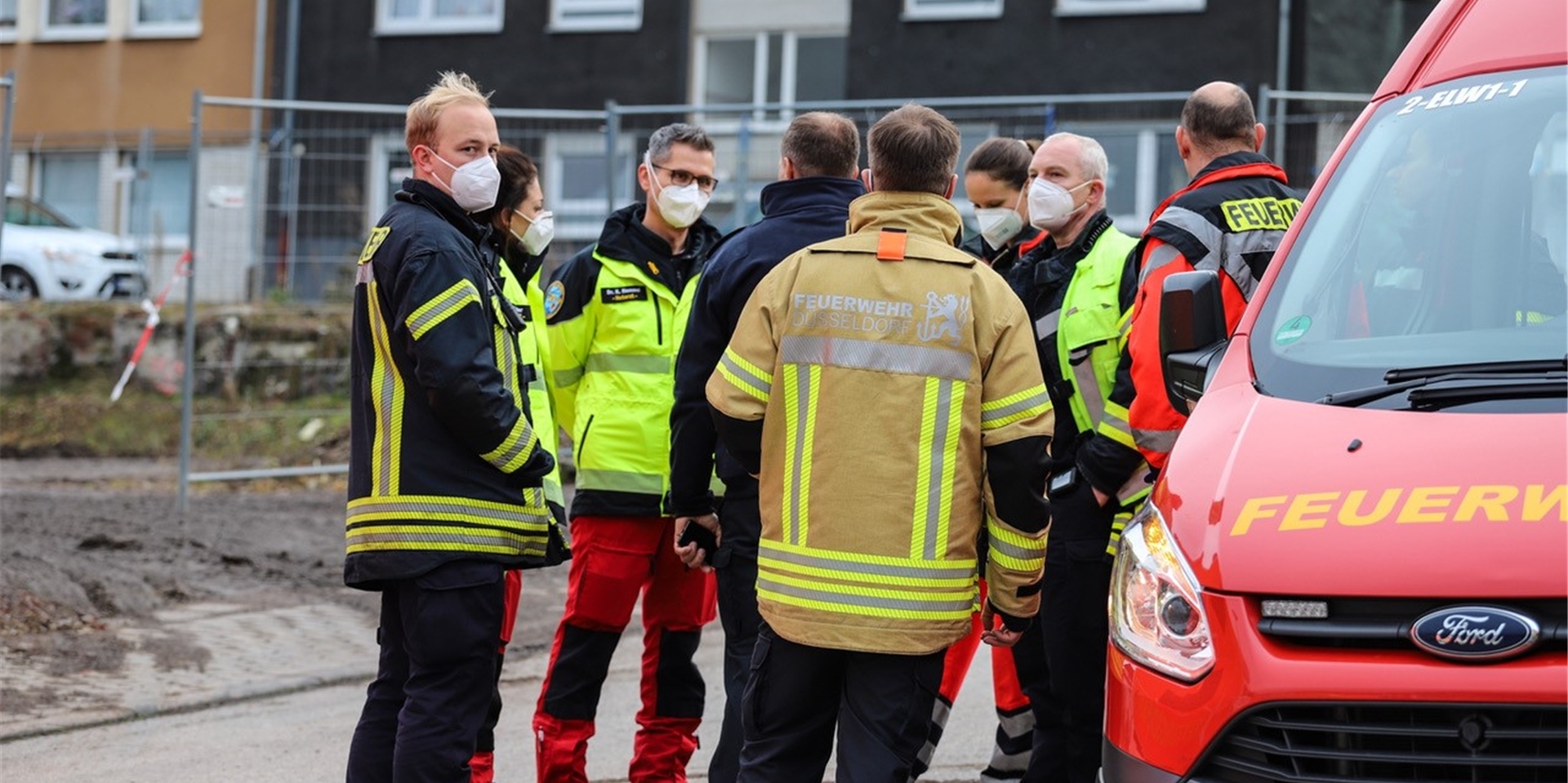 Polizei und Feuerwehr im Großeinsatz. Die Tiere werden eingefangen und dann auf verschiedene Zoos verteilt.