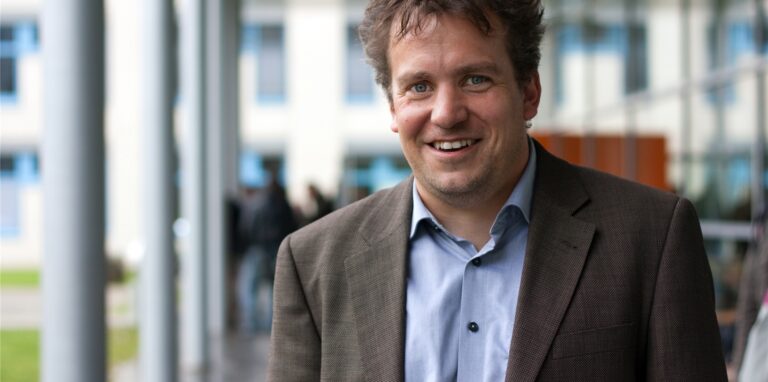 Professor Dierk Borstel von der FH Dortmund hat untersucht, wie die AFD systematisch ein Schulnetzwerk angreift.