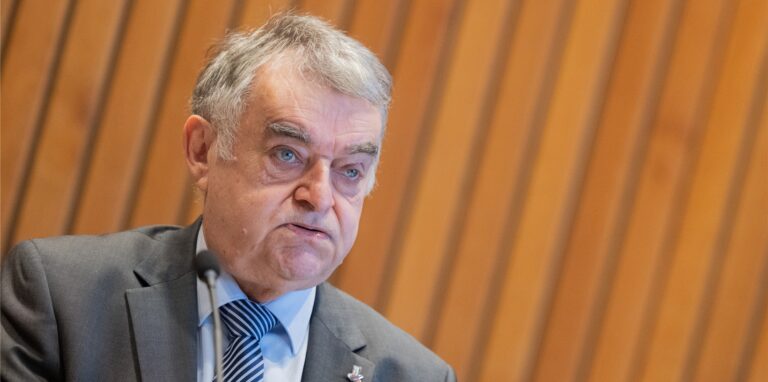 Herbert Reul (CDU), Innenminister von Nordrhein-Westfalen, sitzt in der Sitzung des Innenausschusses im Landtag. Reul berichtet hier zu Vorgängen bei der Kölner Polizei. Fünf Polizisten sind suspendiert worden.
