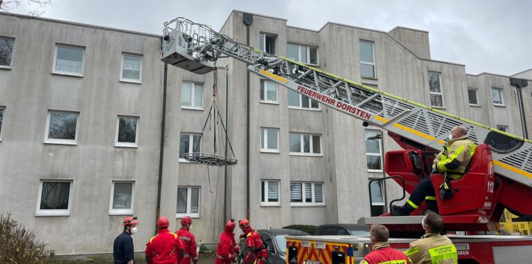 Höhenretter aus dem Kreis Recklinghausen sind am Freitagvormittag an der Barkenberger Allee im Einsatz gewesen.