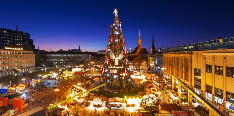Weihnachtsmarkt und Riesen-Weihnachtsbaum haben in früheren Jahren auch viele Gäste aus dem Ausland angezogen.