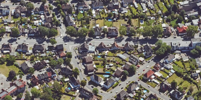 Die Henrichenburger Straße an der Kreuzung mit der Querstraße: Hier ist es gefährlich, sagen Anwohner seit Jahren. Ein schwerer Unfall am 25.11.2021 belegt das.