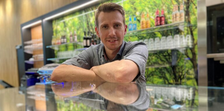 Der gelernte Koch arbeitet unter der Woche im „Five Days“ in Dortmund. Pascal Jaksch selbst sagt, dass sein Arbeitsumfeld Diversität lebt.