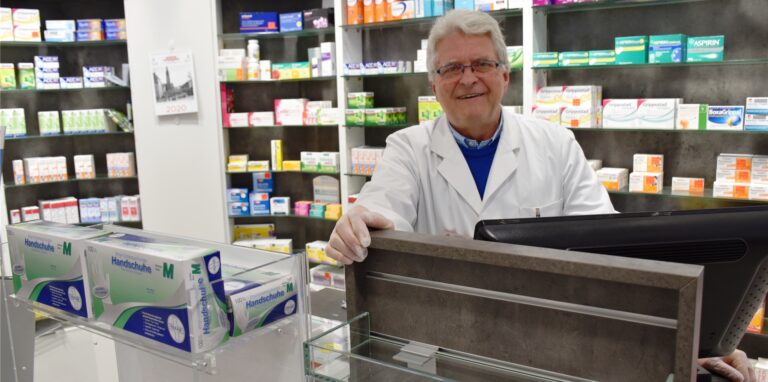 Michael Mantell, von der Stifts Apotheke in Hörde, ärgert sich über gefälschte Impfpässe.
