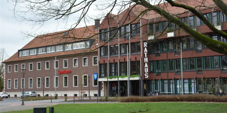 Bei Stadtverwaltung und Sparkasse sind nur noch wenige Mitarbeiter nicht geimpft. Die Stadt bietet zweimal pro Wochen selbst Testungen an.