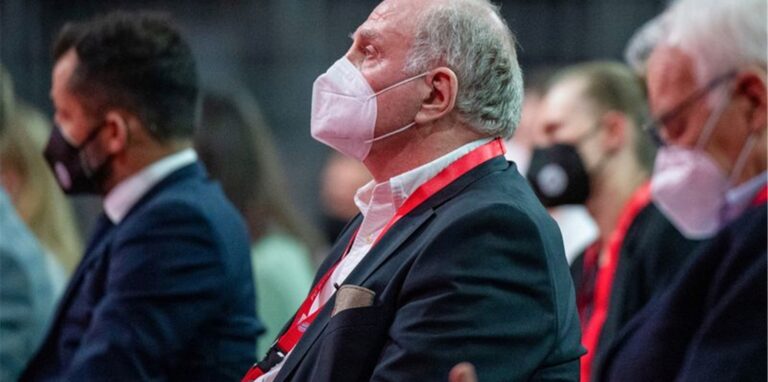 Bayern Münchens Ehrenpräsident Uli Hoeneß verfolgt die Jahreshauptversammlung.