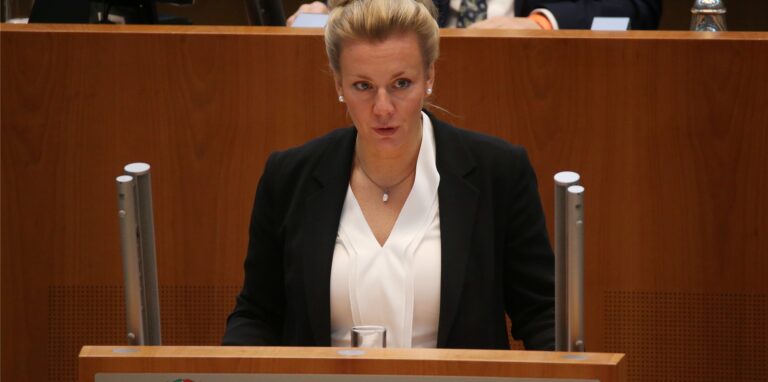 Ina Brandes (CDU), nordrhein-westfälische Ministerin für Verkehr, spricht in einer Sitzung des Landtags mit einer Aktuellen Stunde zum angeschlagenen Eisenbahnverkehrsunternehmen Abellio.