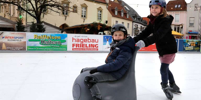 Lia und Max konnten es kaum erwarten: Sie waren die Ersten auf der Kunsteisbahn am Nikolausmarkt.