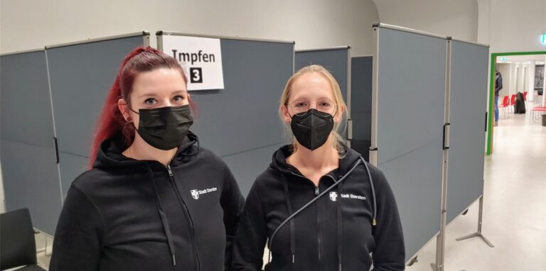 Jacky Möller (l.) und Lisa Föcker leiten das Dorstener Impfzentrum und sind stolz, dass das Angebot so schnell auf die Beine gestellt werden konnte.