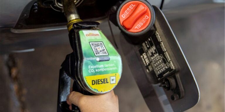 Dieselkraftstoff wird derzeit mit 47,04 Cent pro Liter besteuert, Benzin mit 65,45 Cent pro Liter.