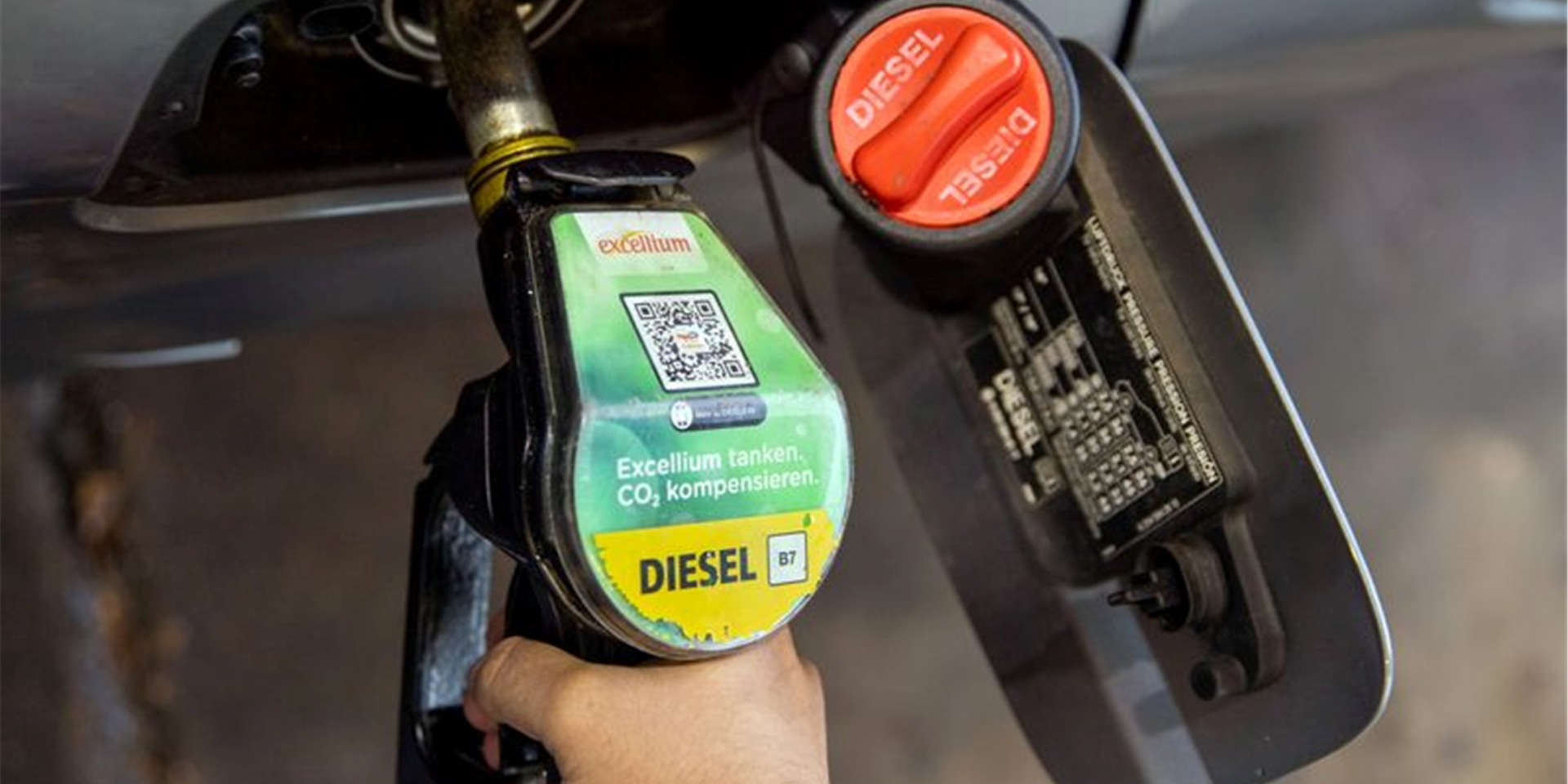 Dieselkraftstoff wird derzeit mit 47,04 Cent pro Liter besteuert, Benzin mit 65,45 Cent pro Liter.
