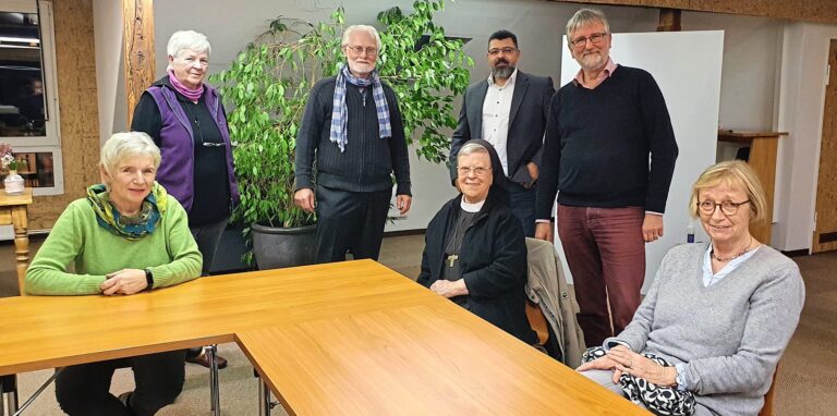 Zum harten Kern des Flüchtlingsrats gehören unter anderem (v. l.) Elisabeth Ziegler, Renate Nöbe, Manfred Schwirske, Schwester Stefanie Müllenborn, Talal El-Hussein, Johannes Gertz und Christiane Frerichs. Hier sitzen sie auf dem Dachboden der Caritas an der Hospitalstraße, wo 1990 die Gründung stattfand.