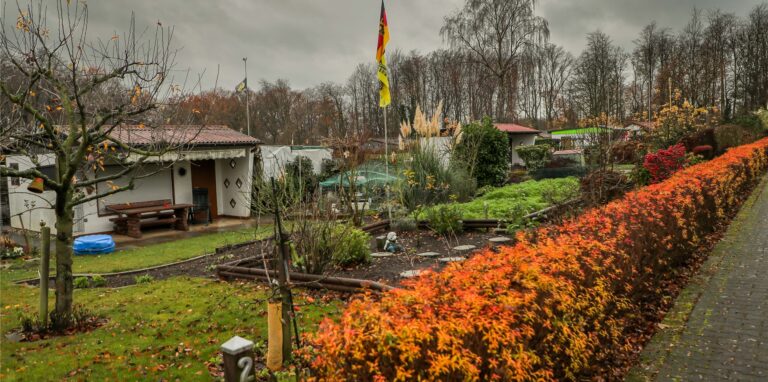 Dunkle Wolken über einem Dortmunder Kleingarten. Im Stadtverband Dortmunder Gartenvereine gibt es dicke Luft (Archiv).
