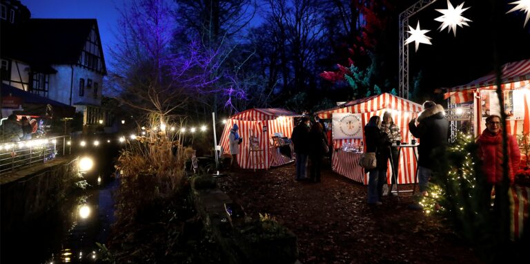 Buden auf einem Weihnachtsmarkt