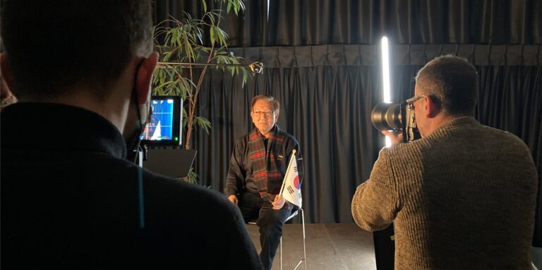 Kim Yong-Kil ist der Vorstand des Korea Verbandes in Köln und spricht sich im Kulturzentrum Leo gegen Gewalt an Frauen aus.