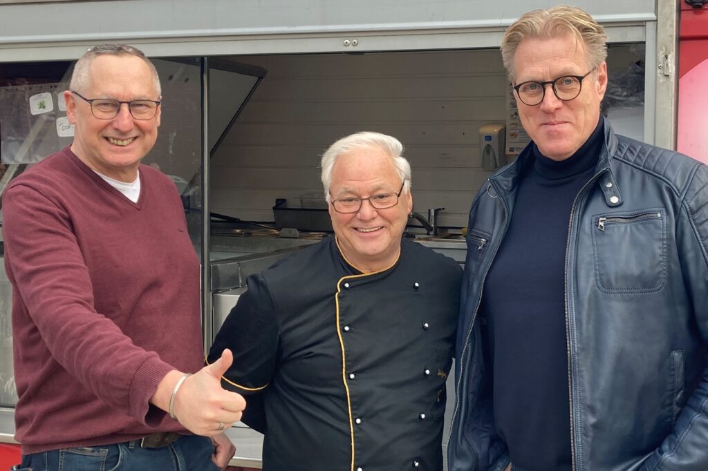 Norbert Heisterkamp (r.) ist von Horst Storbs (l.) Filmprojekt begeistert. Norbert Heisterkamp (r.) ist von Horst Storbs (l.) Filmprojekt begeistert. Zum Schluss gab es eine Kugel Eis bei „Wolli“ Krämer (Mitte).