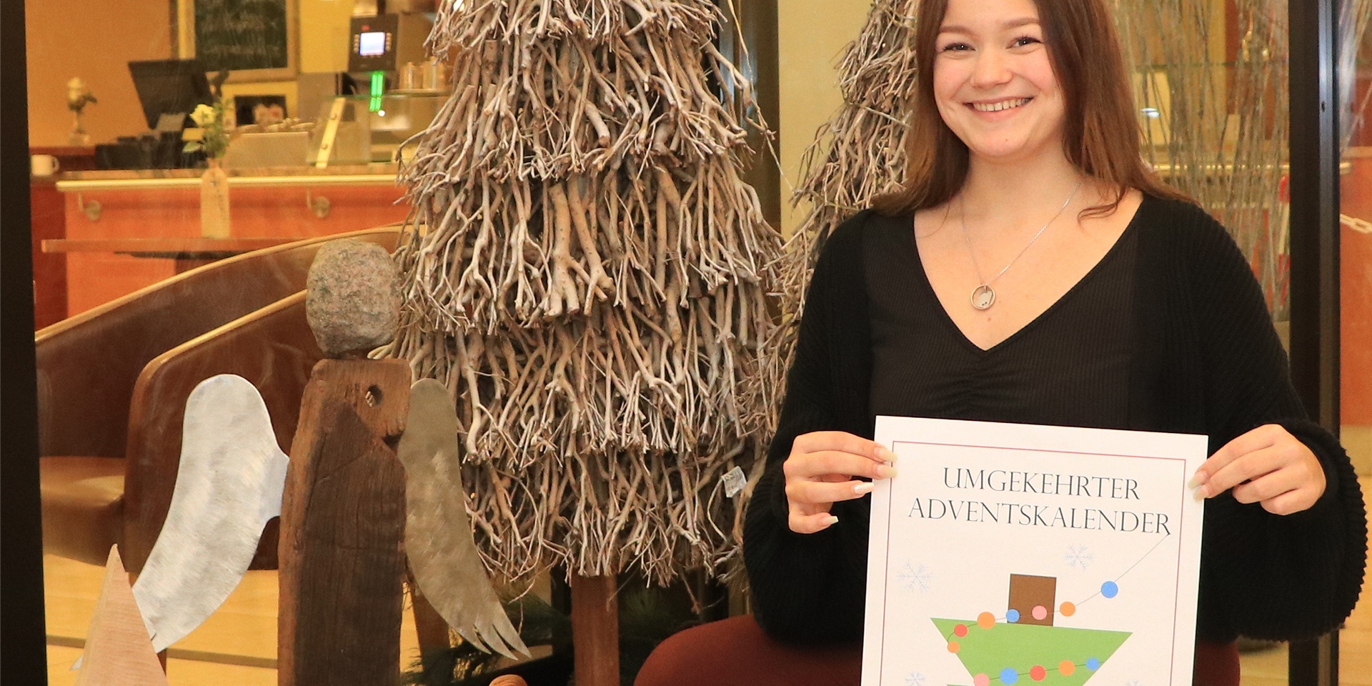Auszubildende Leandra Steckel wirbt mit dem Projekt des „Umgekehrten Adventskalenders“ um Spenden zur Unterstützung der Caritas-Tafelläden.