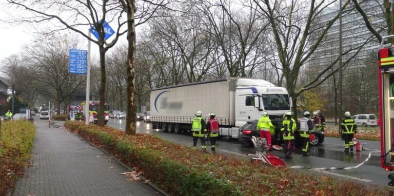 Offenbar hat ein Lkw den Kombi nach der Kollision ein Stück weit vor sich hergeschoben.