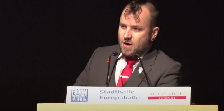 Andreas Kemna ist Fraktionsvorsitzender der Partei „Die Partei“. Erst redete er knapp vier Minuten in Floskeln, dann war er die Münze, wie seine Fraktion abstimmen würde.