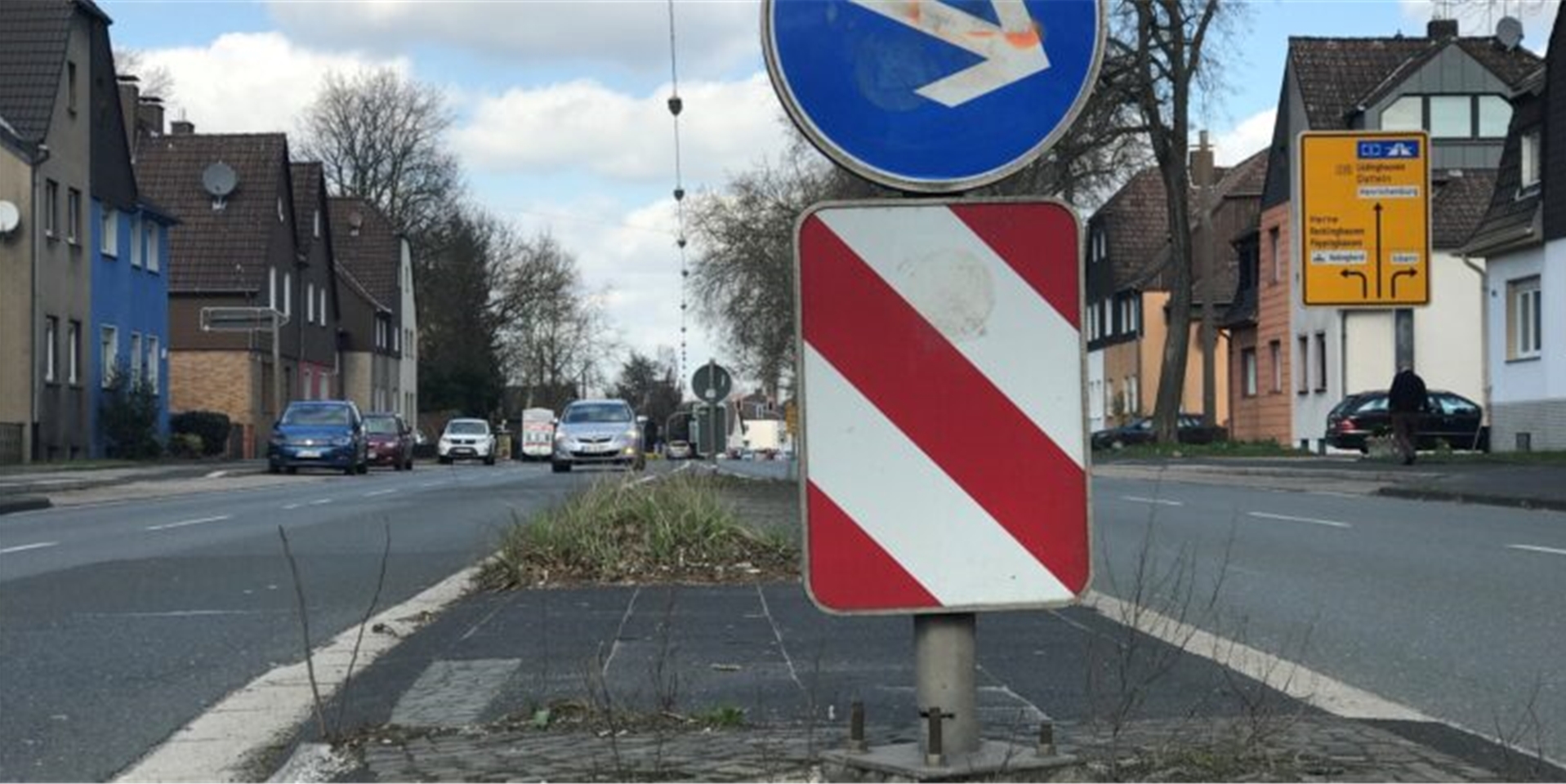 Die B235 / Henrichenburger Straße an der Einmündung Querstraße: In etwa an dieser Stelle kam es am Samstagabend zu einem Sturz eines Rollerfahrers (17) mit Sozius.