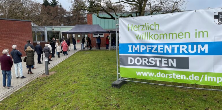 Um 11 Uhr standen bereits ungefähr 50 Leute vor Dorstens Impfzentrum. Der Impfstart sollte eigentlich um 10 Uhr sein.