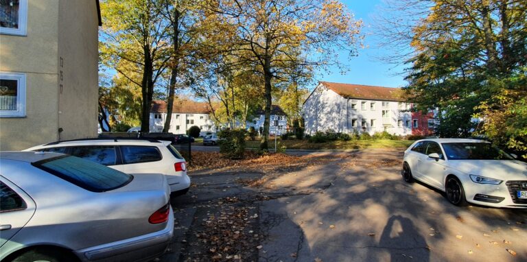Mitten durch das Bertlicher Dreieck – über Rasenflächen und Straßen hinweg und direkt an den Häusern vorbei – soll ein drei Meter breiter Geh- und Radweg gebaut werden.