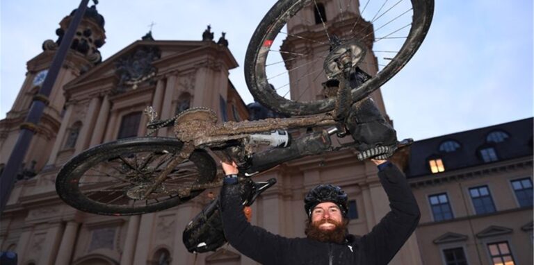 Nach all den Strapazen ist der Extremsportler Jonas Deichmann wohlbehalten und glücklich in München angekommen.