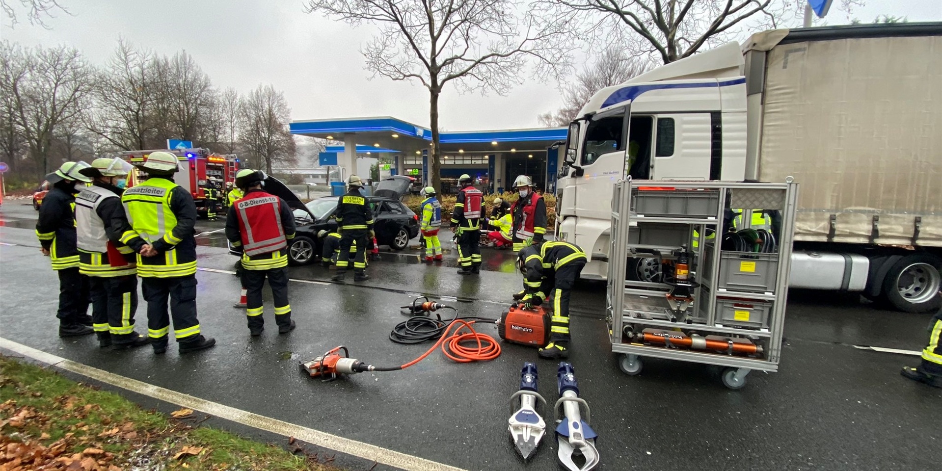 Die Feuerwehr musste die eingeklemmte Fahrerin aus dem schwarzen Auto befreien.
