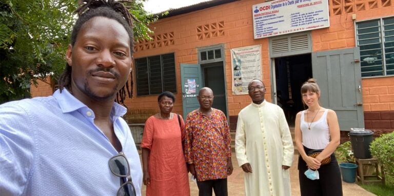 Als neuer Kooperationspartner hilft die Caritas Togo, das VIVO-Kinderdorf zu betreuen. Denis, seine Mutter Mana, Vater Robert und Ehefrau Sarah Dougban im Gespräch mit dem Caritas-Leiter Pfarrer Bernard (2.v.r.)