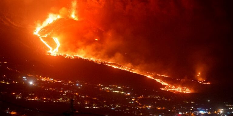 Glühende Lava fließt auf La Palma bei einem weiteren Vulkanausbruch einen Berg hinunter.