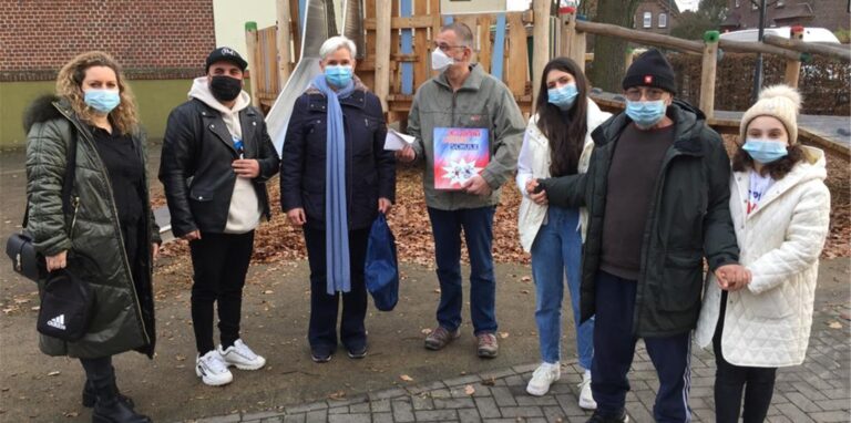 Spendenübergabe an die alte und den neuen Vorsitzenden des Fördervereins der Christy-Brown-Schule: v.l. Emine und Almir Bajrami, Heike Koser, ihr Nachfolger Hajo Lambeck, Nazmije, Rexhep und Melina Bajrami.