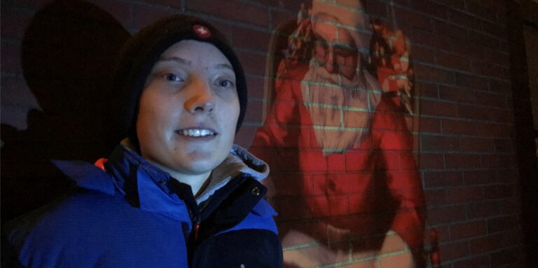 Luka Berheide hat sich für seine Nachbarn und alle, die an der Philippistraße 17 vorbeikommen, eine Weihnachtsüberraschung ausgedacht.