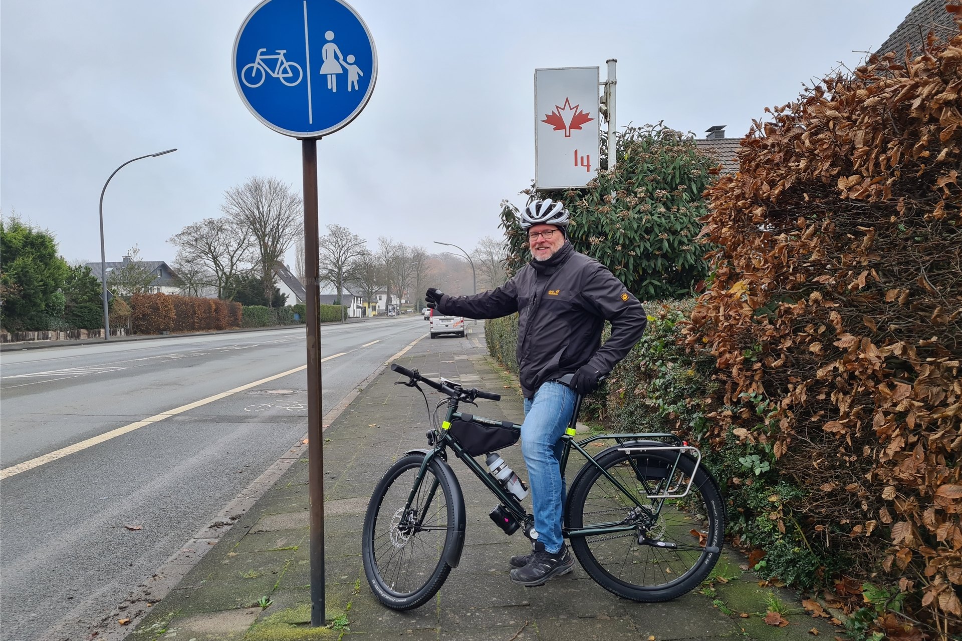 Lothar Widlitzki kennt sich auf Castrop-Rauxels Radwegen aus. Er sieht an der Oststraße ein Problem: Hier geht der Radfahrstreifen auf einen Gehweg über. Im weiteren Verlauf Richtung Deininghausen müssen Radfahrer ungesichert die Straßenseite wechseln.