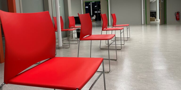 Leere Stühle im Wartebereich zeugen davon, dass es im Impfzentrum Dorsten derzeit keine Verzögerungen gibt. Jeweils 360 Menschen sind dort an den ersten beiden Impftagen geimpft worden.