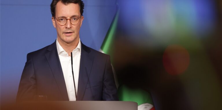 Hendrik Wüst (CDU), Ministerpräsident in Nordrhein-Westfalen, bringt jetzt auch Strafen für Impfverweigerer ins Spiel.