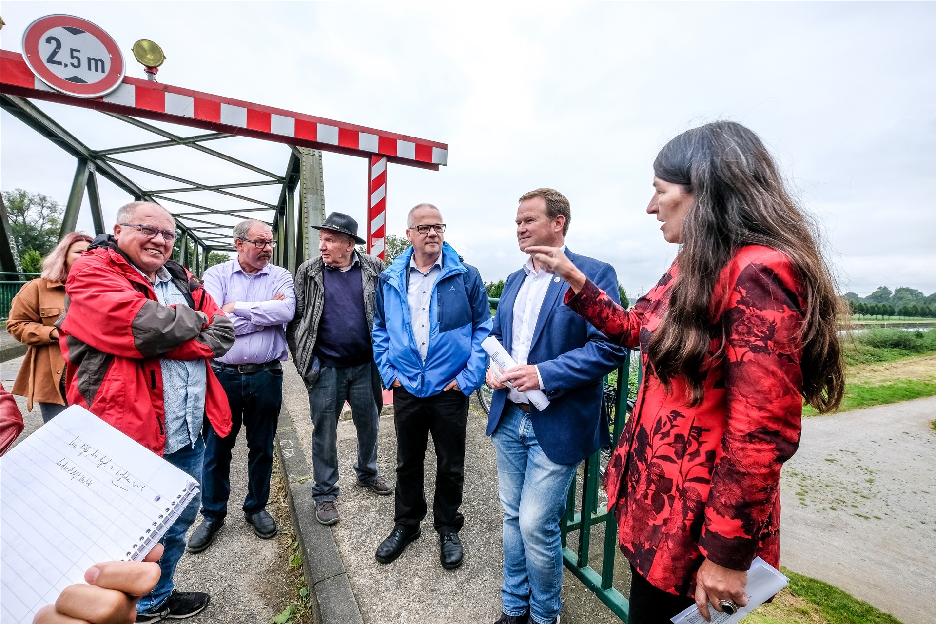 Betroffene Landwirte, Lokalpolitiker und Experten aus Berlin hatte der SPD-Bundestagsabgeordnete Frank Schwabe im Jahr 2021 versammelt, um das Problem der Oberwieser Brücke zu besprechen.