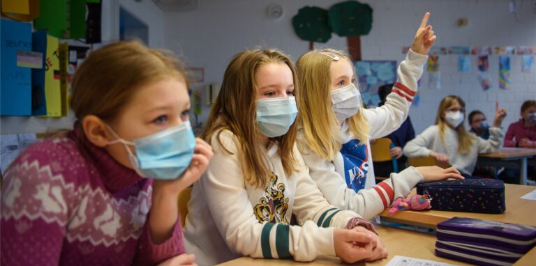 Für Schüler in NRW gilt seit dem 2. Dezember wieder Maskenpflicht am Sitzplatz.