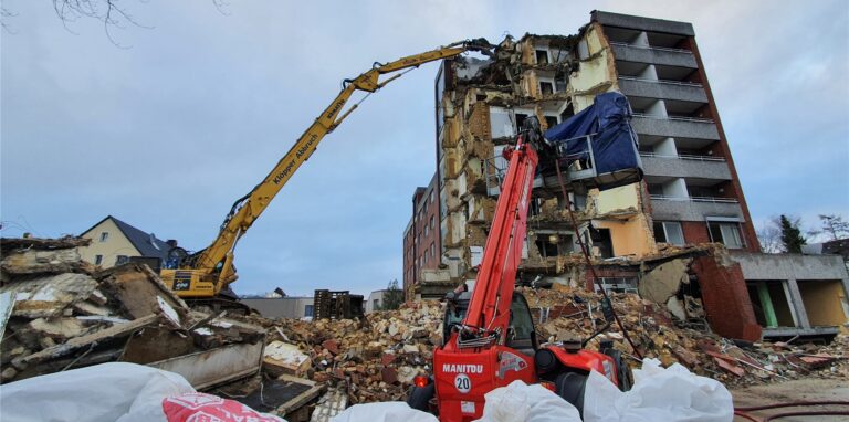 Der Gebäudeflügel entlang der Johanniterstraße ist bereits abgebrochen. Jetzt nimmt der Abrissbager den anderen Abschnitt des ursprünglich L-förmigen Komplexes in Angriff.
