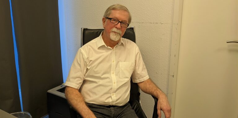 Für Alfred Glowania ist der einzige Weg aus der Pandemie das Impfen. In seiner fachinternistischen Praxis in Dorsten versucht er, auch Impfskeptiker davon zu überzeugen.
