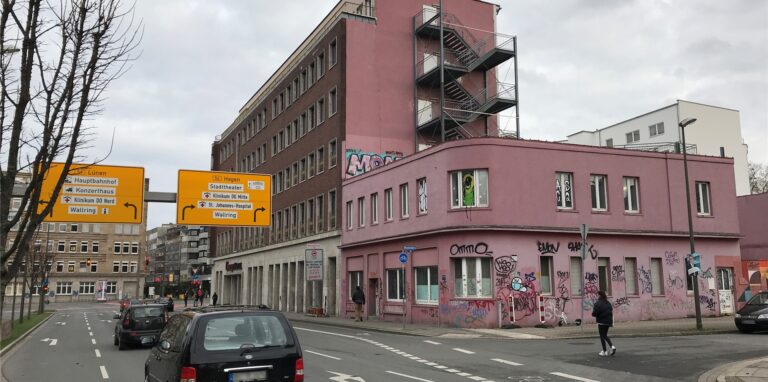 Das rötliche Gebäude an der Ecke soll laut Baustellenschildern seit 2018 umgebaut werden. Inzwischen sind zahlreiche Graffiti dort zu sehen.