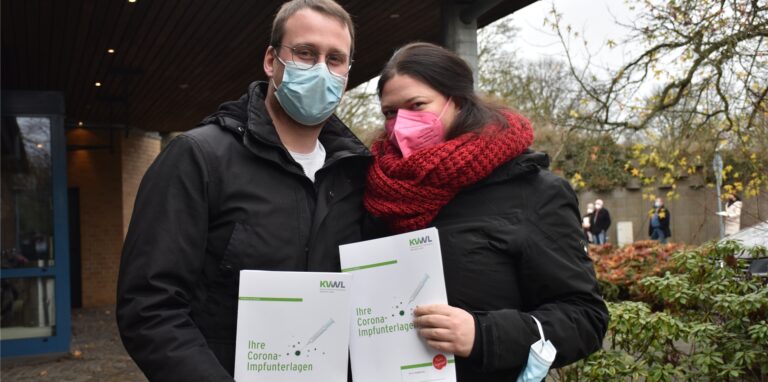 Marvin und Jil Jana Kinberger haben insgesamt eine Stunde in der Seestadthalle für ihre Impfung verbracht.