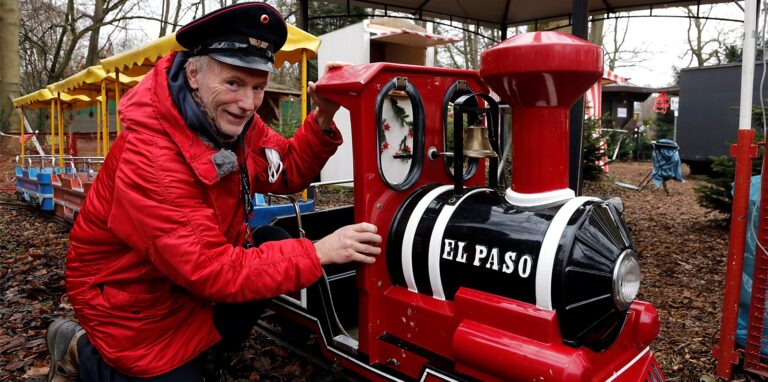 Ludger Baumann hat seine Weihnachtsmarkt-Eisenbahn zurzeit an der Loemühe aufgebaut.