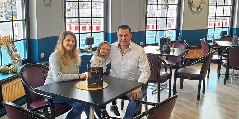 Seit September neue Café-Besitzer: Wiky Petraki und ihr Ehemann Nikolaos Makrigiannis mit Töchterchen Viviana (3).