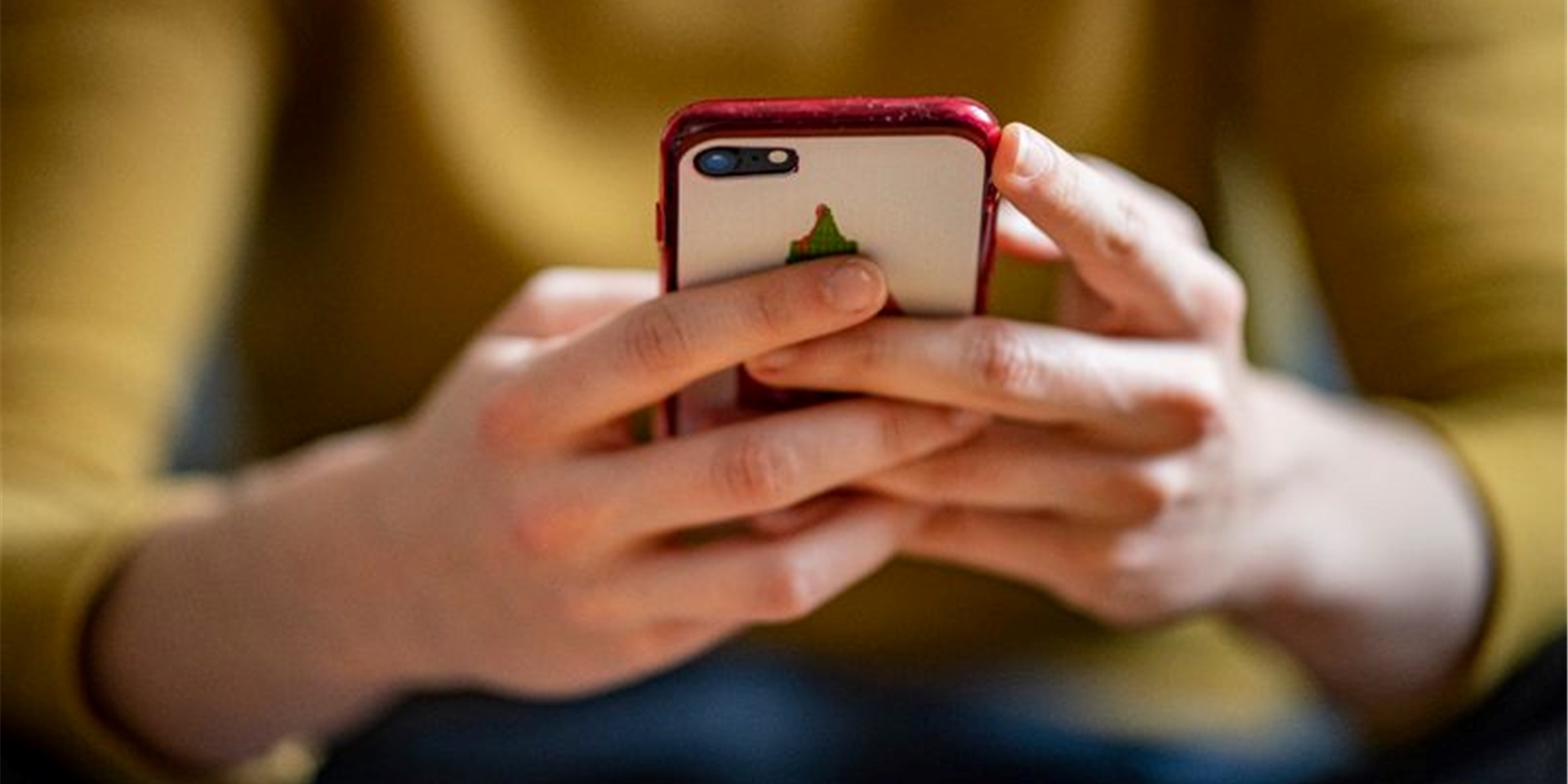 In Frankreich starb ein Mädchen, weil ihr Smartphone samt angeschlossenem Ladekabel in die Badewanne fiel (Symbolbild).