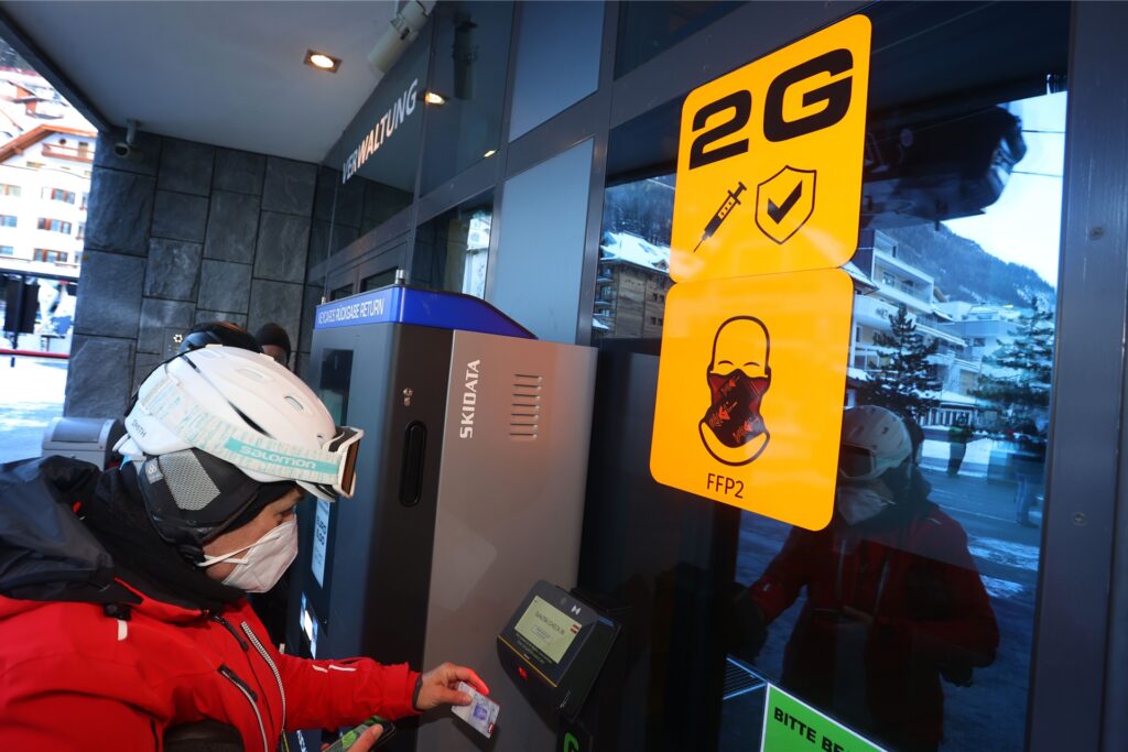 title attribut An der Talstation der Silvretta-Bahn wird auf 2G Bedingungen hingewiesen.