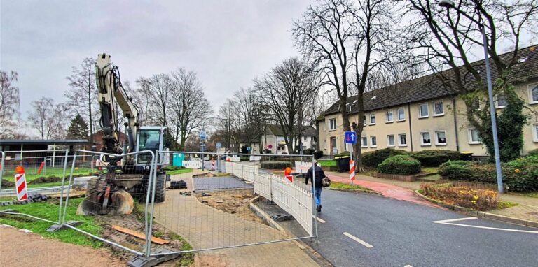 Die Vorher-nachher-Situation ist auf diesem Foto gut zu erkennen. Rechts die bisherige Verkehrsführung: Radfahrer werden in Höhe des Fußgängerüberwegs von der Fahrbahn auf einen separaten roten Weg gelenkt. Links ist das Ergebnis des Umbaus schon zu erkennen: Die rote Fahrradspur ist entfernt, Fußgänger können direkt bis an die Straßenkante treten. Radfahrer sollen sich künftig mit den Autos die Hauptfahrbahn teilen.