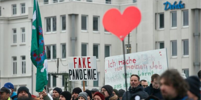 „Fake Pandemie“: Nach Ansicht eines Teilnehmers der Demo in Hamburg gibt es überhaupt keine Corona-Pandemie.