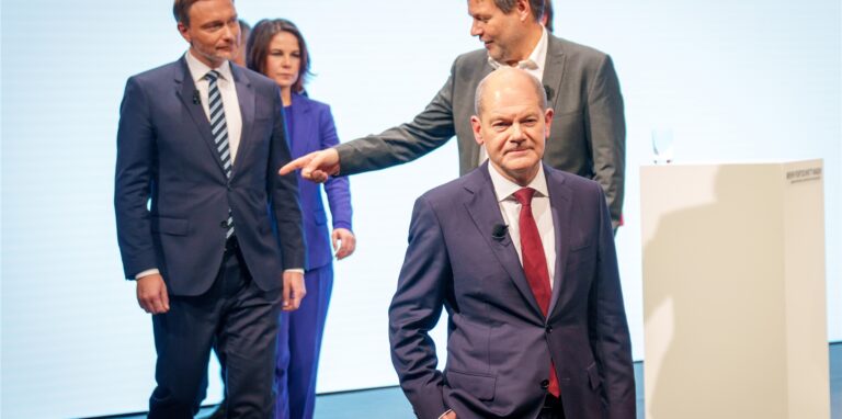 Olaf Scholz (2.vr), SPD-Kanzlerkandidat und geschäftsführender Bundesminister der Finanzen, Annalena Baerbock (2.vl), Bundesvorsitzende von Bündnis 90/Die Grünen, Robert Habeck (r), Bundesvorsitzender von Bündnis 90/Die Grünen, und Christian Lindner, Fraktionsvorsitzender und Parteivorsitzender der FDP