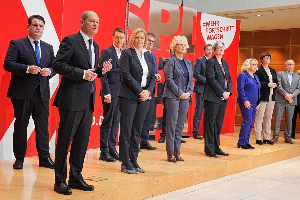 title attribut Hubertus Heil (l-r, SPD), designierter Bundesminister für Arbeit und Soziales, Olaf Scholz (l-r, SPD), designierter Bundeskanzler, Karl Lauterbach (SPD), designierter Bundesminister für Gesundheit, Nancy Faeser (SPD), designierte Bundesministerin des Innern, Wolfgang Schmidt (SPD), designierter Chef des Bundeskanzleramtes, Christine Lambrecht (SPD), designierte Bundesministerin der Verteidigung, designierte SPD-Vorsitzender Lars Klingbeil , Klara Geywitz (SPD), designierte Bundesministerin für B